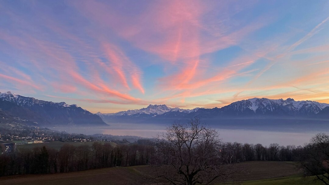 Grande villa avec terrasse face au lac Léman au crépuscule