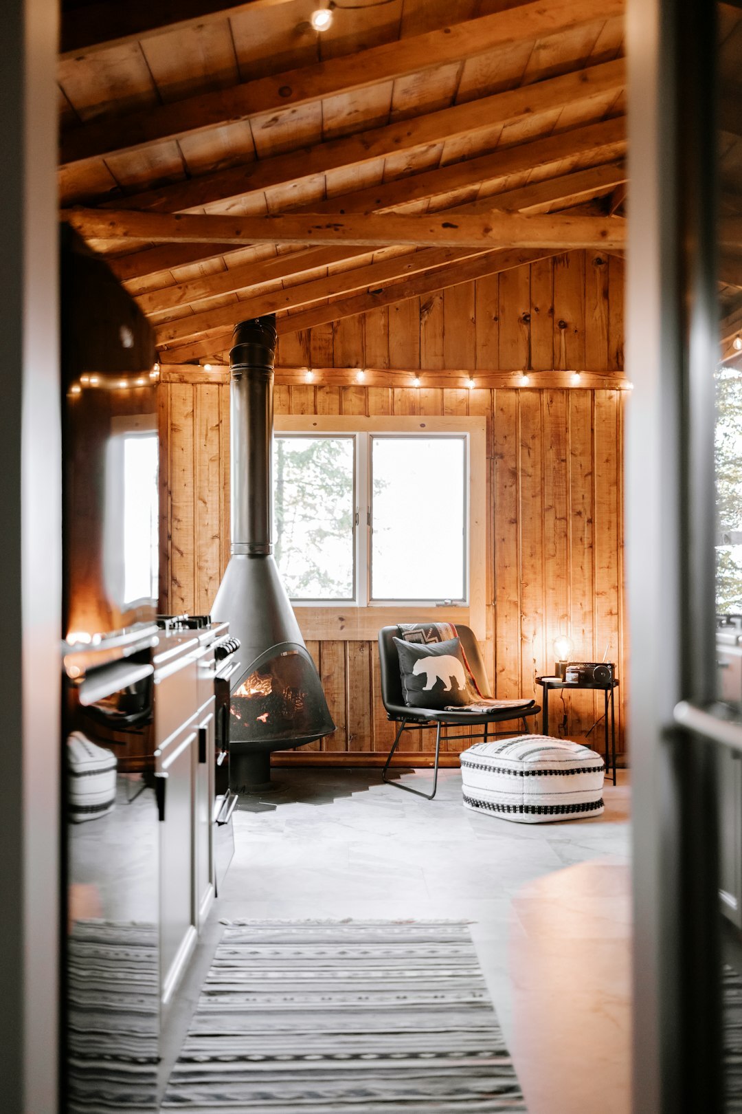Intérieur chaleureux d'un chalet suisse en bois avec cheminée