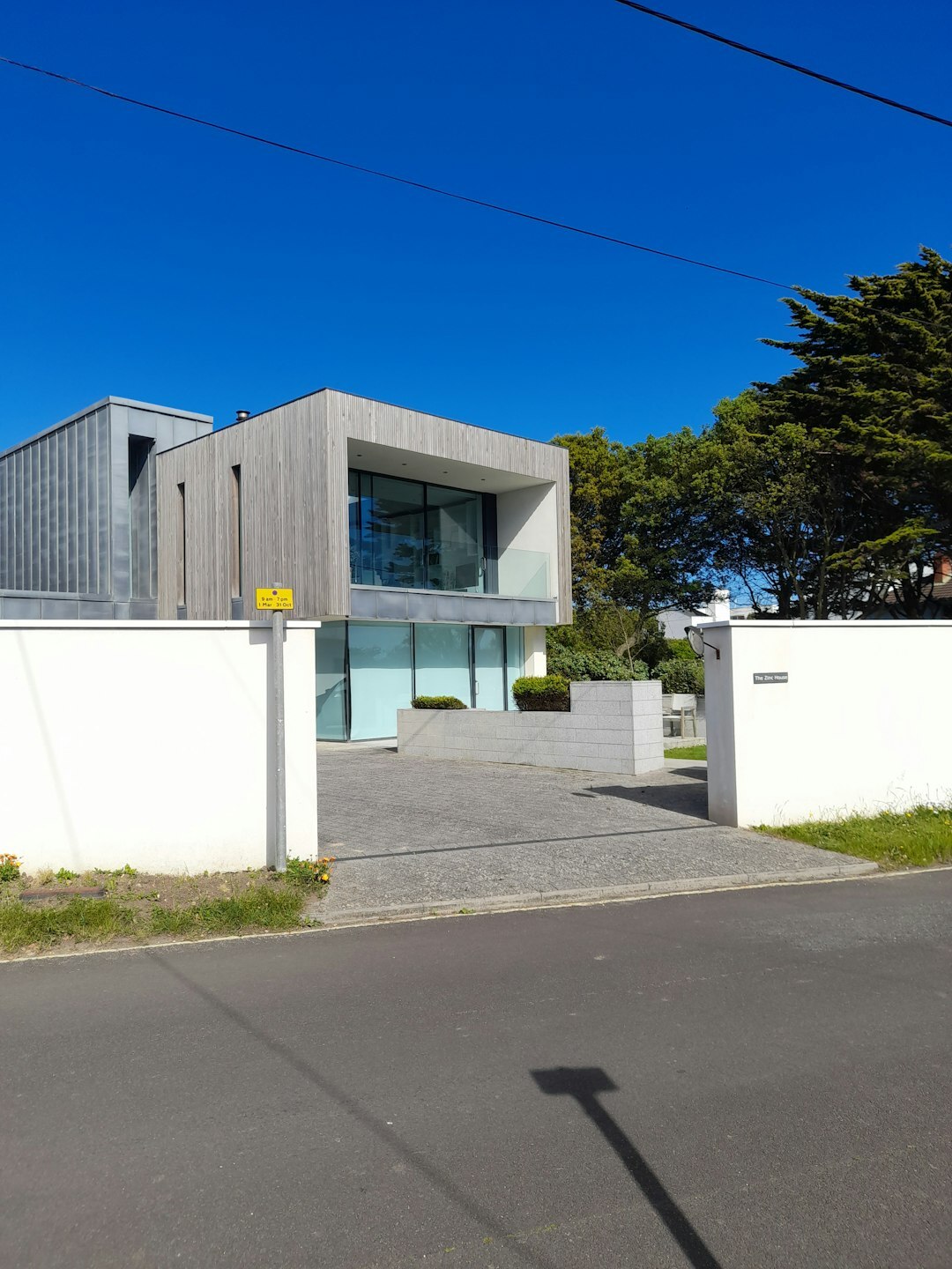 Façade moderne d'une villa d'architecte avec grandes baies vitrées